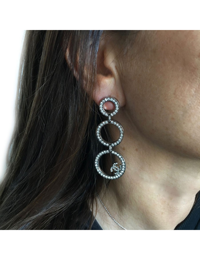 Boucles d'oreille CHANEL pendantes en métal argenté serties de strass blancs