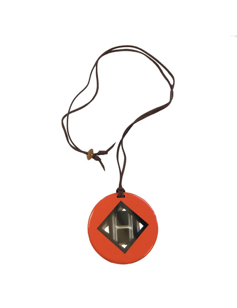 Pendentif H HERMÈS en bois laqué orange et corne de buffle