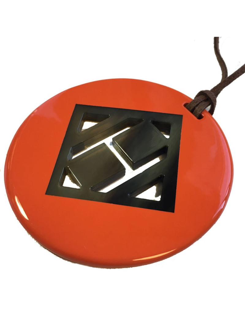 Pendentif H HERMÈS en bois laqué orange et corne de buffle