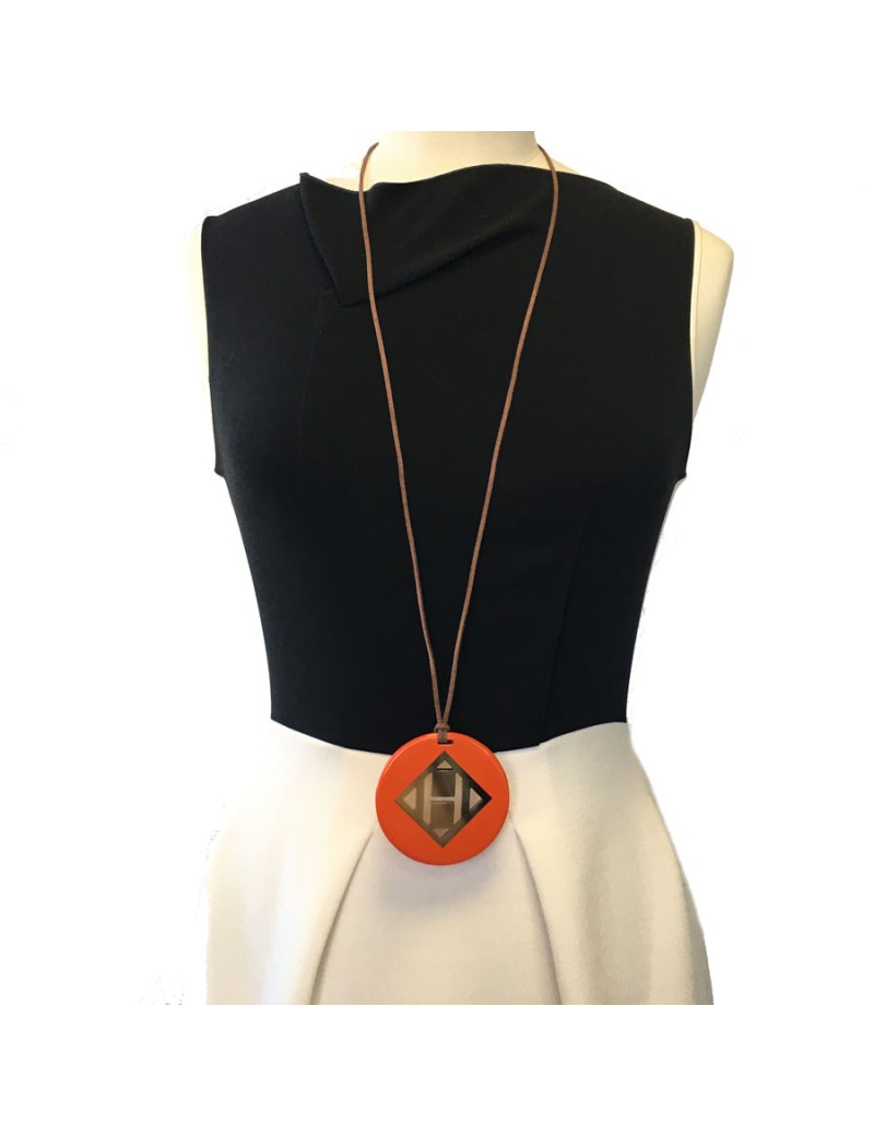 Pendentif H HERMÈS en bois laqué orange et corne de buffle