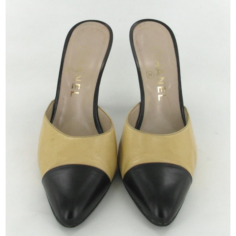 Chaussures Mules Chanel Beige d'occasion