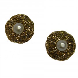 CHANEL vintage clip-on earrings in gilt metal and pearly bead