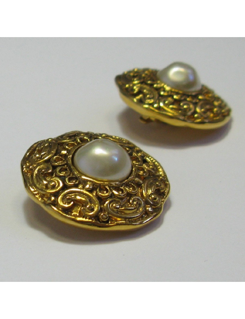 CHANEL vintage clip-on earrings in gilt metal and pearly bead