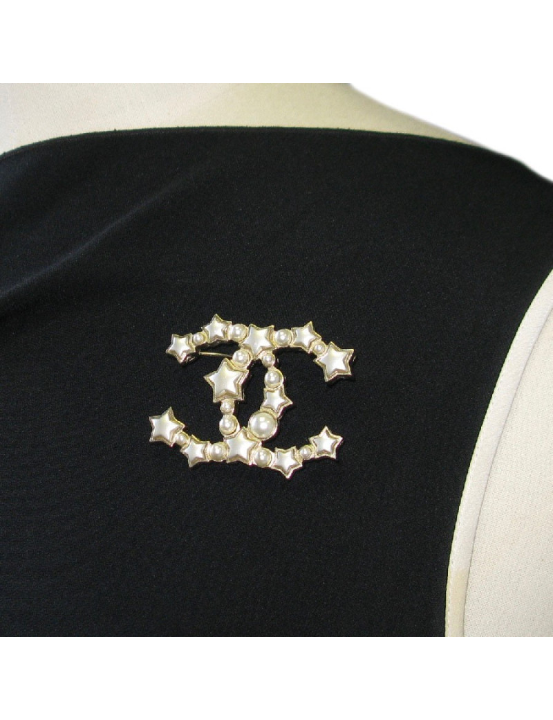CHANEL CC brooch in gilded metal, pearls and stars