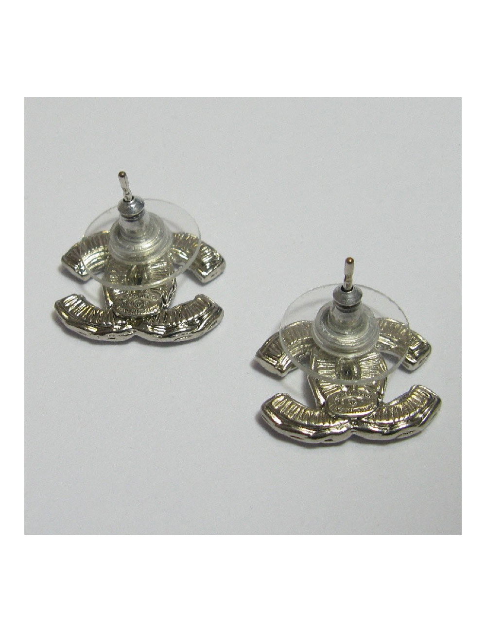 Boucles d'oreille clous Chanel CC argenté et émail noir