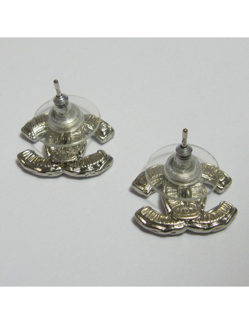 Boucles d'oreille clous Chanel CC argenté et émail noir