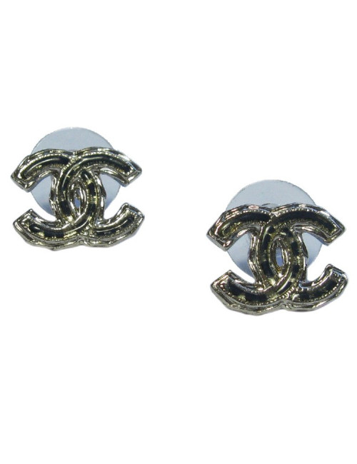 Boucles d'oreille clous Chanel CC argenté et émail noir