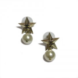 CHANEL stud earrings star in gilded metal and pearl