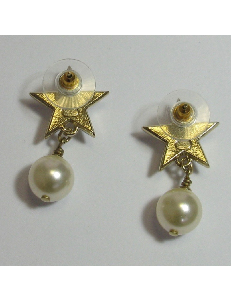 CHANEL stud earrings star in gilded metal and pearl