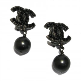 Boucles d'oreilles clips Chanel CC perles noires et perle nacrée grise