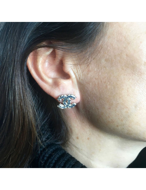 Boucles d'oreille clous Chanel CC argenté et émail noir