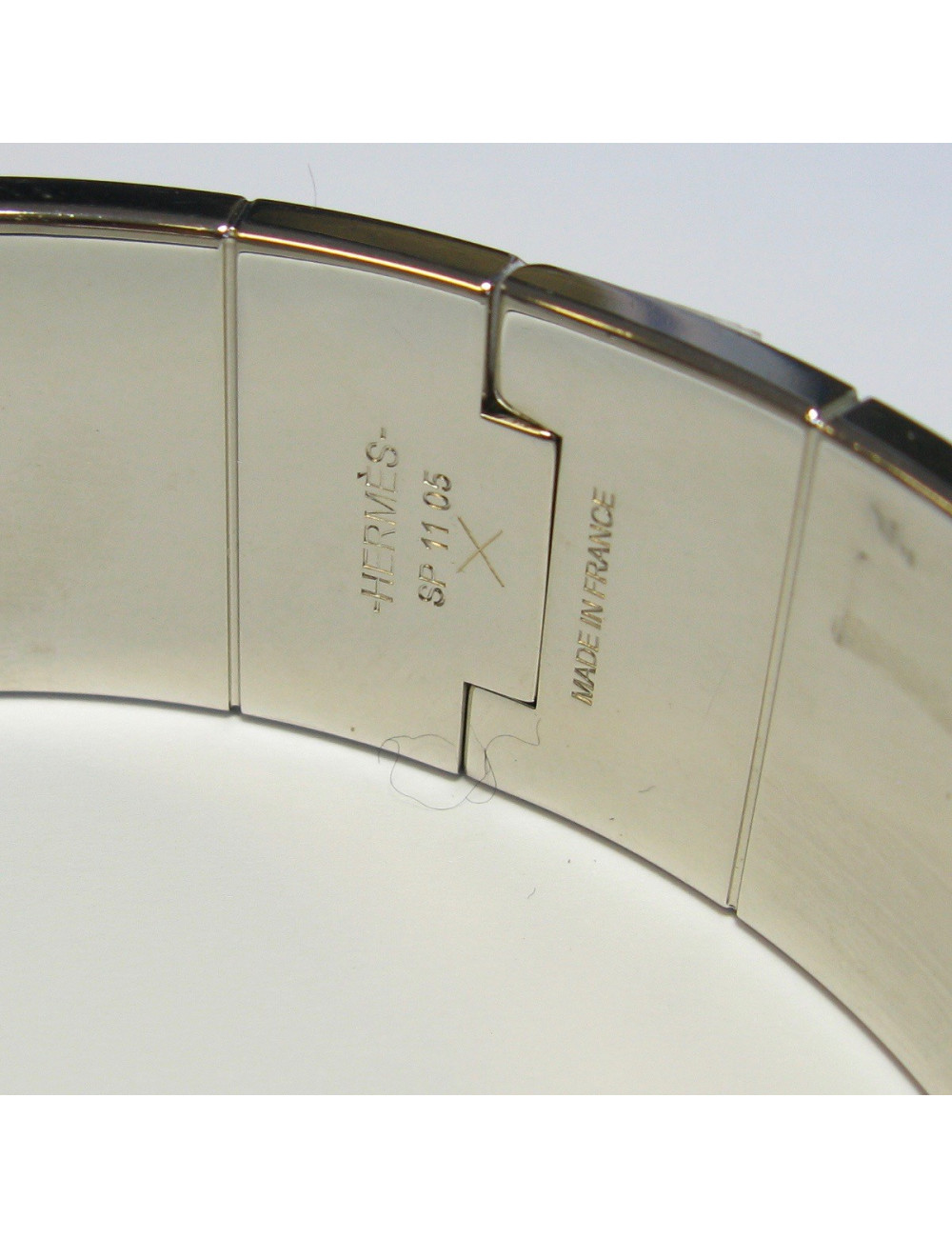 HERMES Large hinged cuff bracelet in palladium plated brass and purple enamel