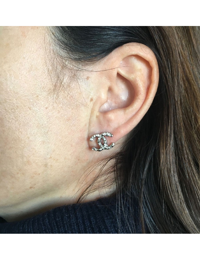 Boucles d'oreille clous Chanel CC argenté et strass