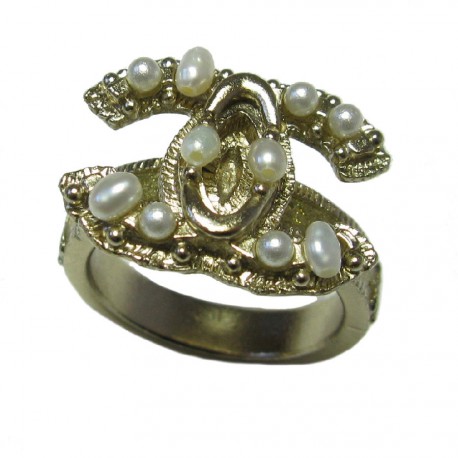 CHANEL CC ring in gilt metal set with pearl beads size 53FR