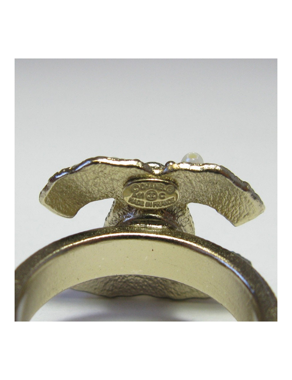 CHANEL CC ring in gilt metal set with pearl beads size 53FR