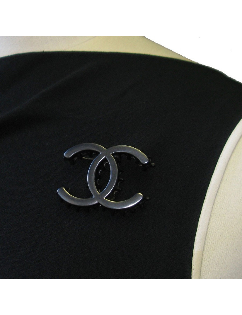 Broche CHANEL CC capsule en métal ruthénium