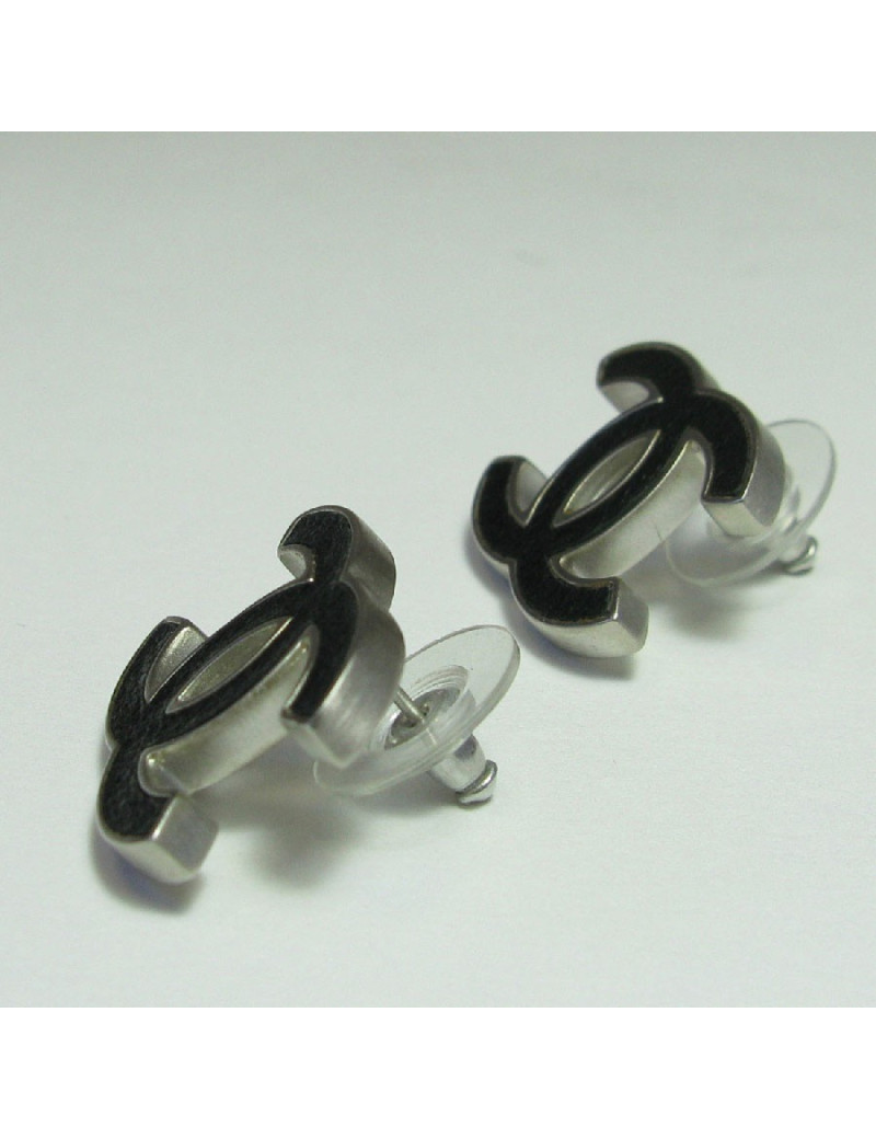 Boucles d'oreilles clous CHANEL CC en métal argenté et cuir noir