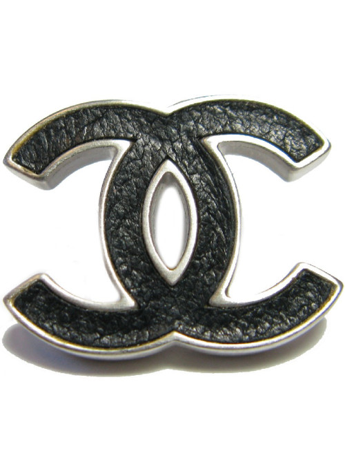 Boucles d'oreilles clous CHANEL CC en métal argenté et cuir noir