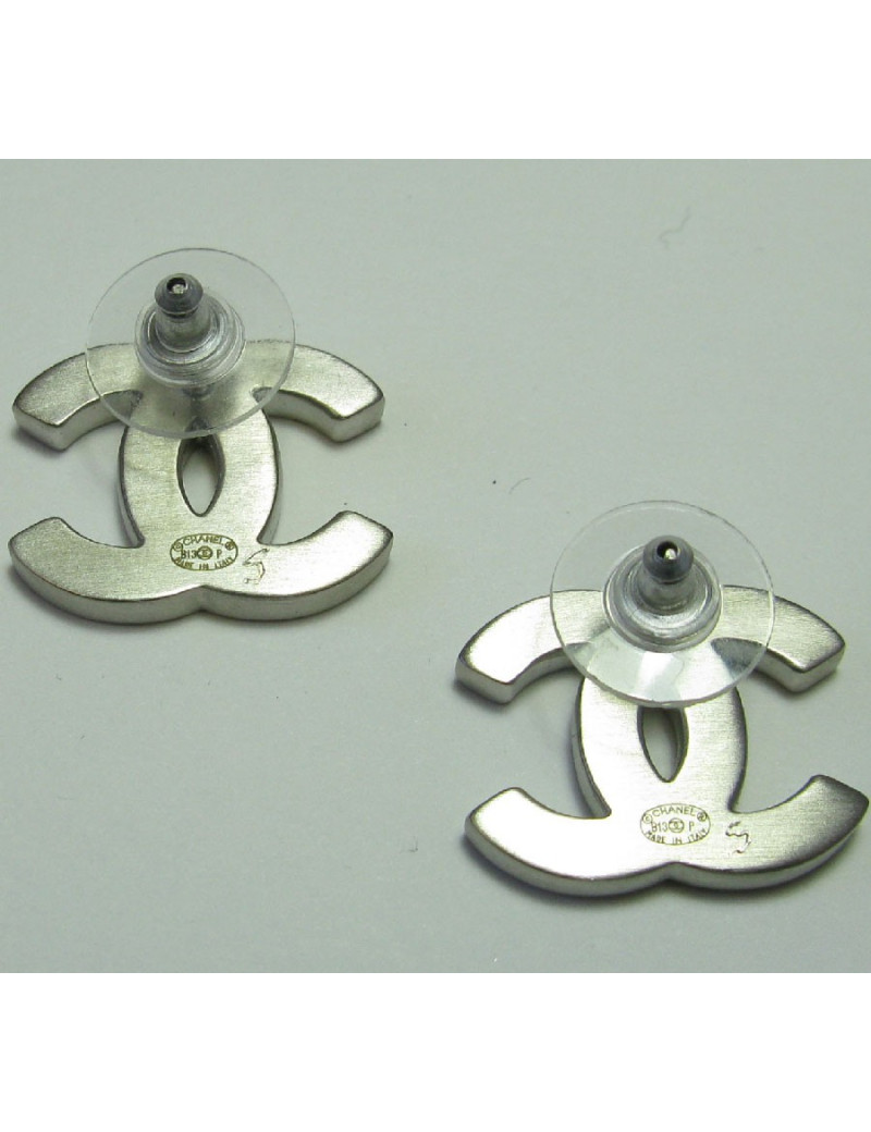 Boucles d'oreilles clous CHANEL CC en métal argenté et cuir noir