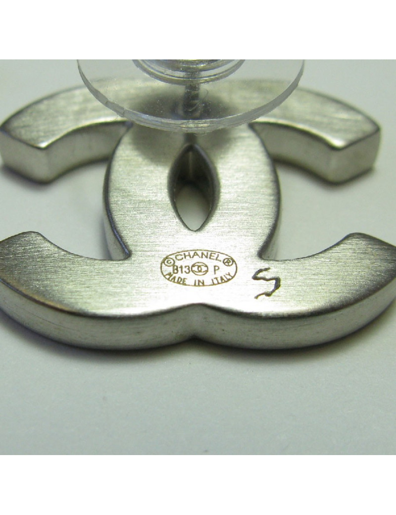 Boucles d'oreilles clous CHANEL CC en métal argenté et cuir noir