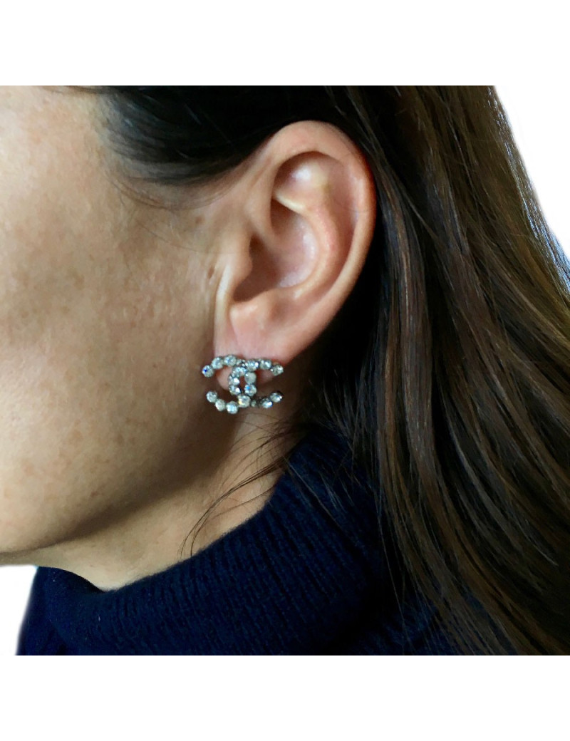 Boucles d'oreilles clous CHANEL CC strass