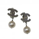 CHANEL CC clip-on earrings in silver metal and pearl