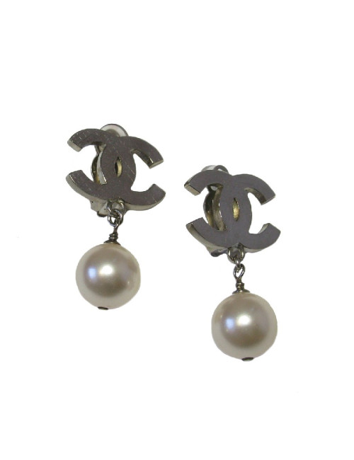 Boucles d'oreilles clips CHANEL perle nacrée