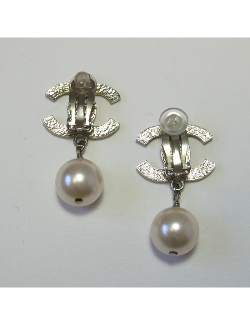 CHANEL CC clip-on earrings in silver metal and pearl