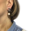 Boucles d'oreilles clips CHANEL CC et perle nacrée