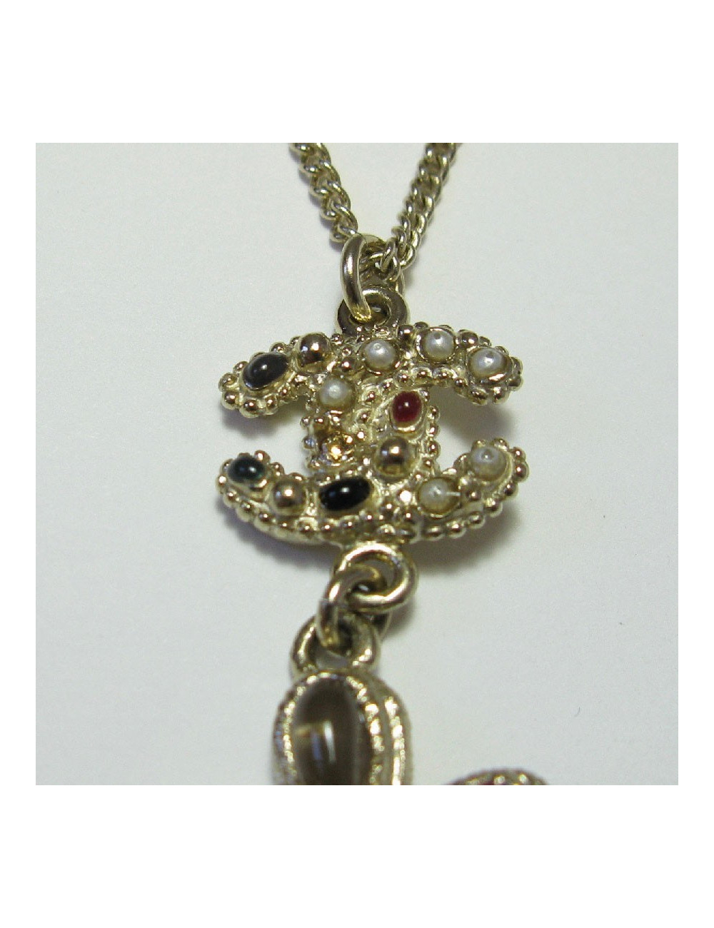 Collier CHANEL pendentif perle nacrée CC et pâte de verre