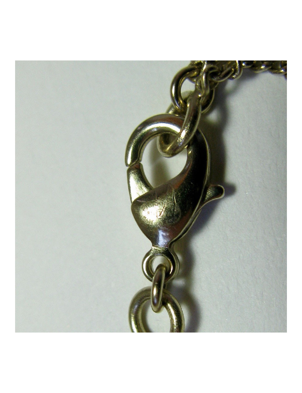 Collier CHANEL pendentif perle nacrée CC et pâte de verre