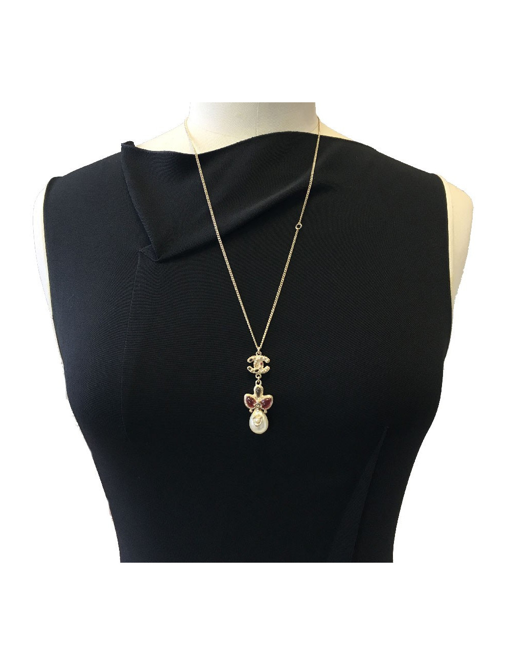 Collier CHANEL pendentif perle nacrée CC et pâte de verre