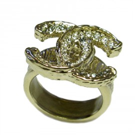 CHANEL CC ring in gilded metal and baguette cut rhinestones