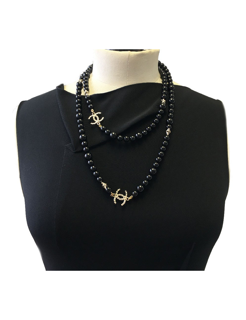 Sautoir CHANEL perles noires et CC dorés