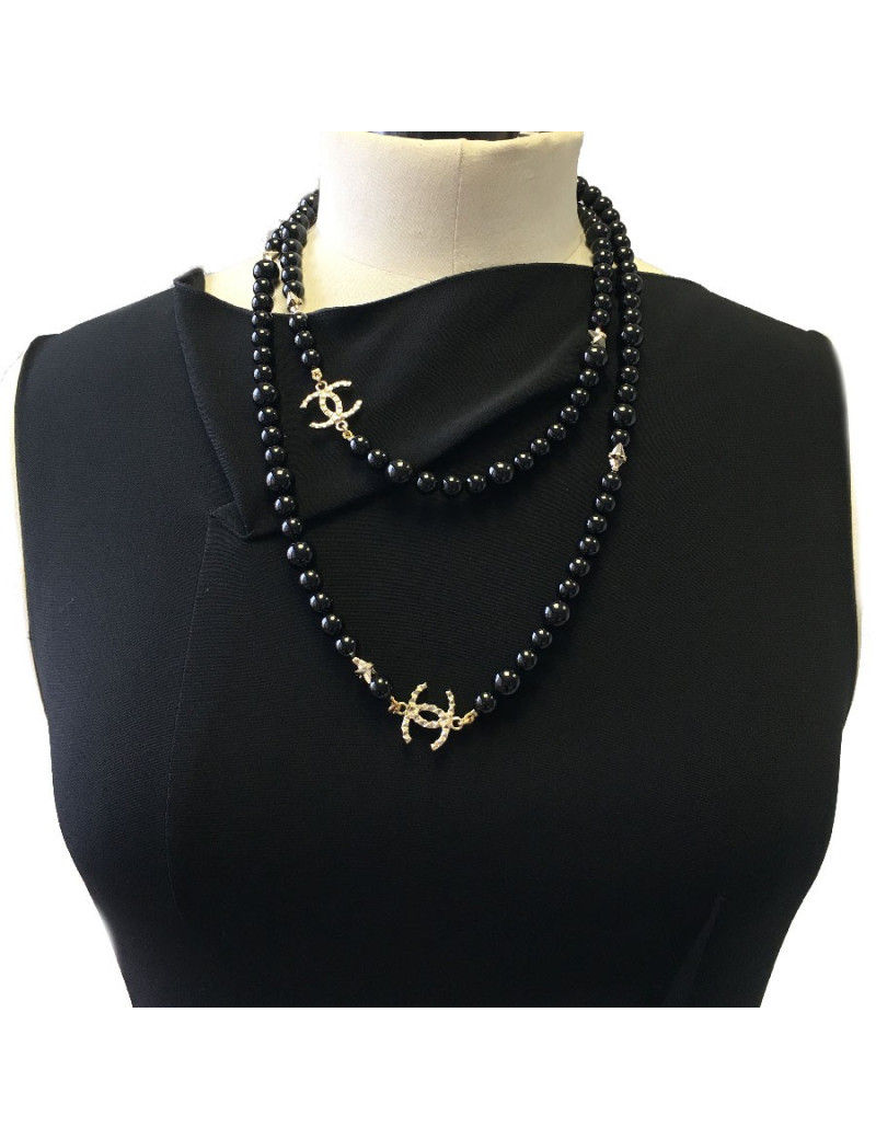 CHANEL Long necklace in black pearls, golden CC and stars