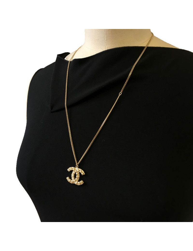 Collier CHANEL CC en métal doré serti de perles nacrées
