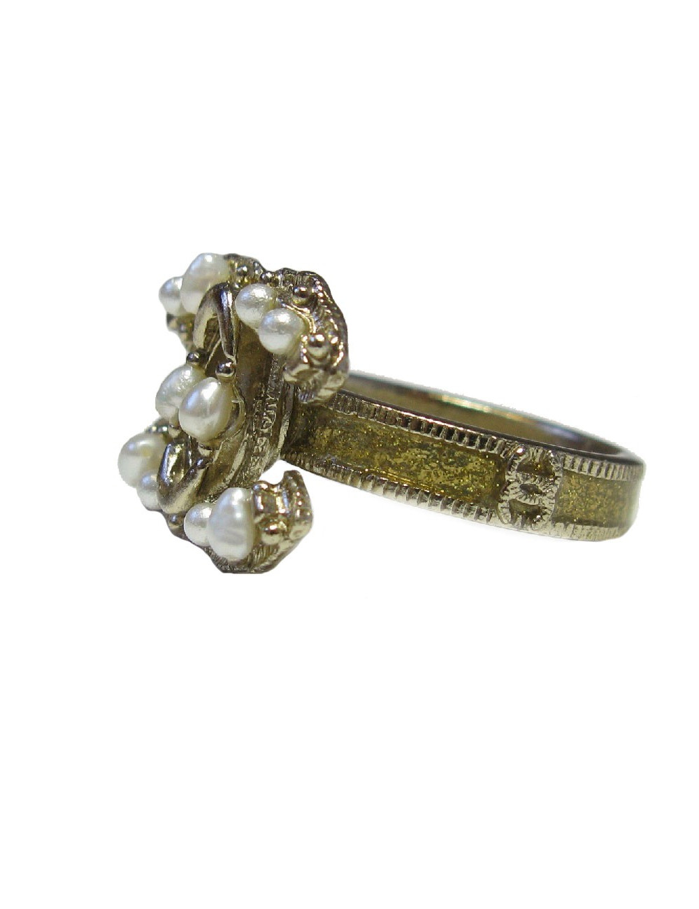 CHANEL CC ring in gilt metal set with pearl beads size 53FR