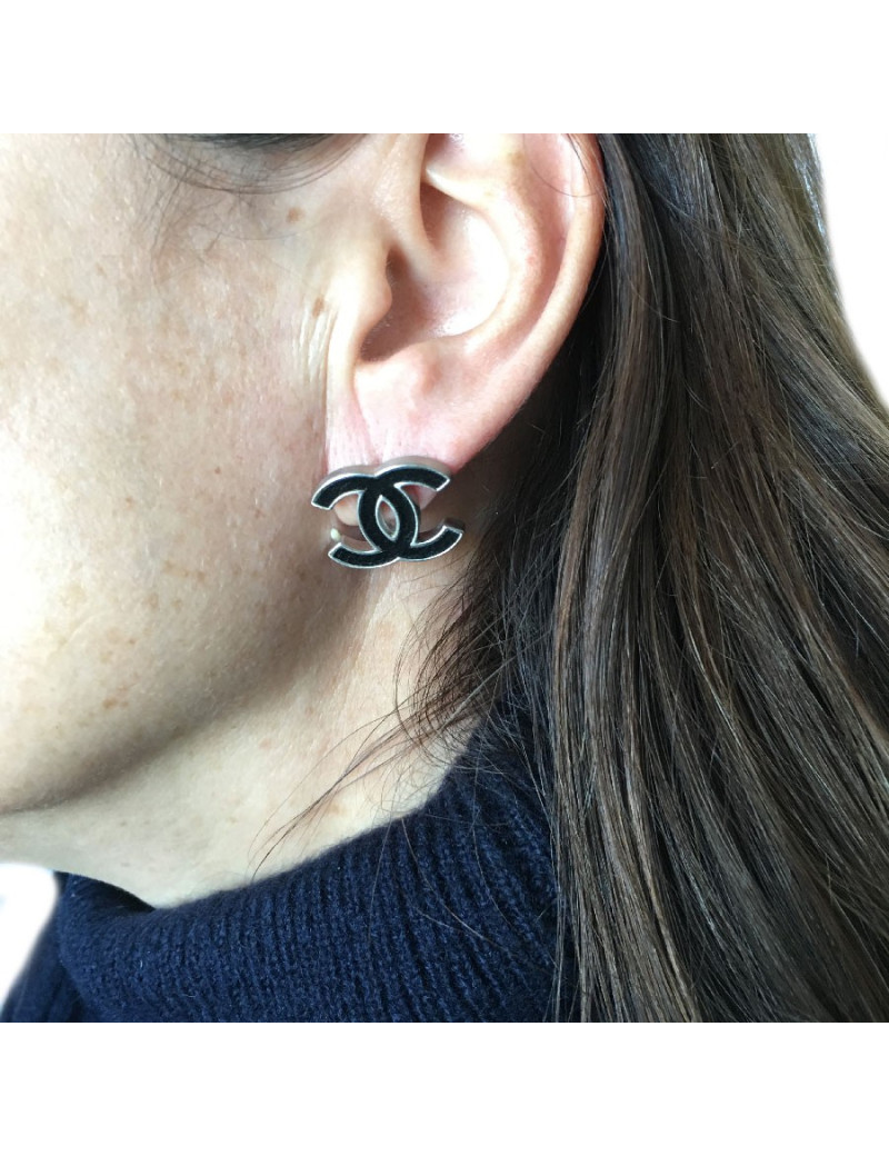 Boucles d'oreilles clous CHANEL CC en métal argenté et cuir noir