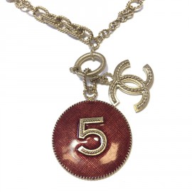 Collier CHANEL pendentif rond N°5 en résine bordeaux, CC et chaine en métal doré or pâle