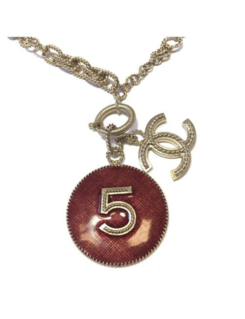 Collier CHANEL pendentif rond N°5 en résine bordeaux, CC et chaine en métal doré or pâle