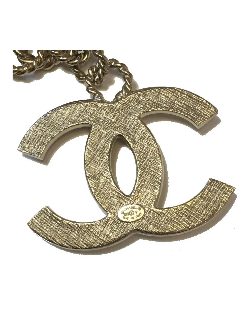 Collier CHANEL pendentif rond N°5 en résine bordeaux, CC et chaine en métal doré or pâle