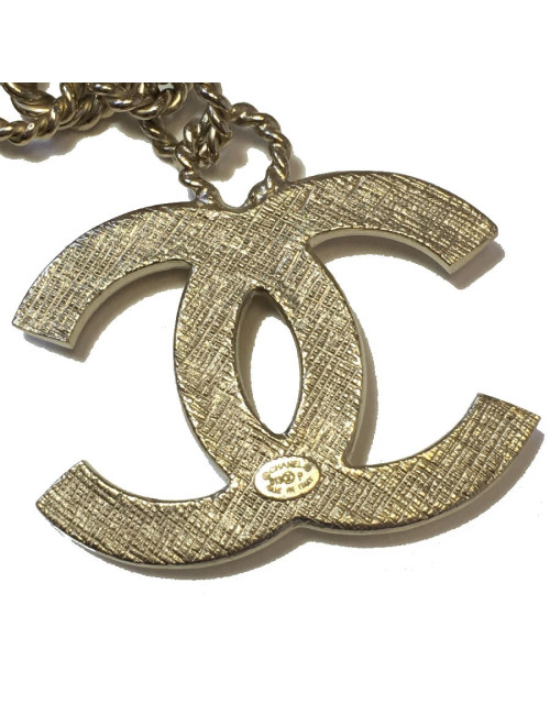 Collier CHANEL pendentif rond N°5 en résine bordeaux, CC et chaine en métal doré or pâle