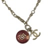 Collier CHANEL pendentif rond N°5 en résine bordeaux, CC et chaine en métal doré or pâle