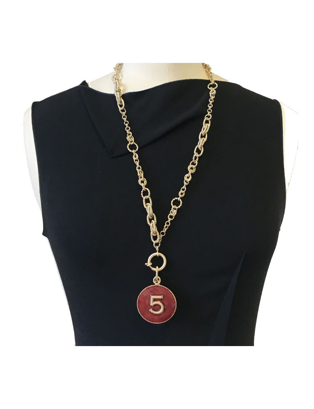 Collier CHANEL pendentif rond N°5 en résine bordeaux, CC et chaine en métal doré or pâle