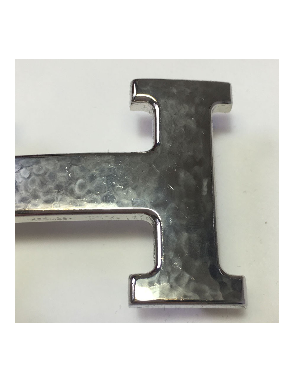 Boucle H HERMÈS métal palladié martelé