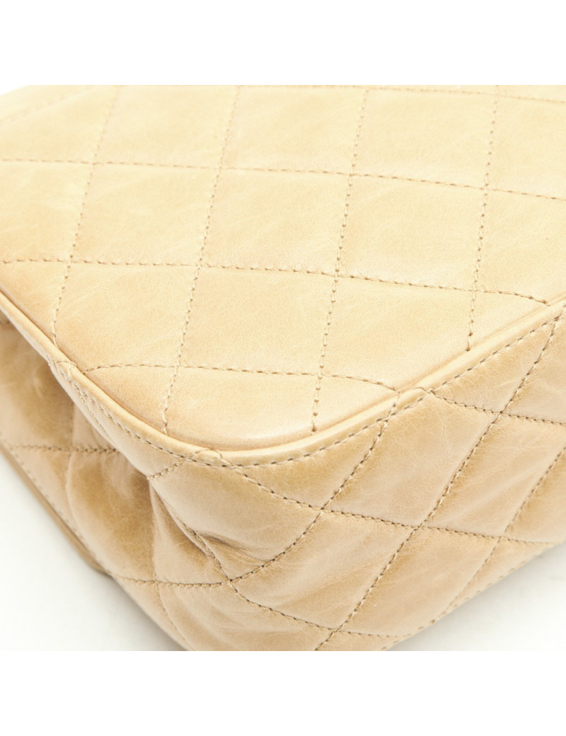 Sac CHANEL cuir d'agneau embossé "CC CHANEL" beige