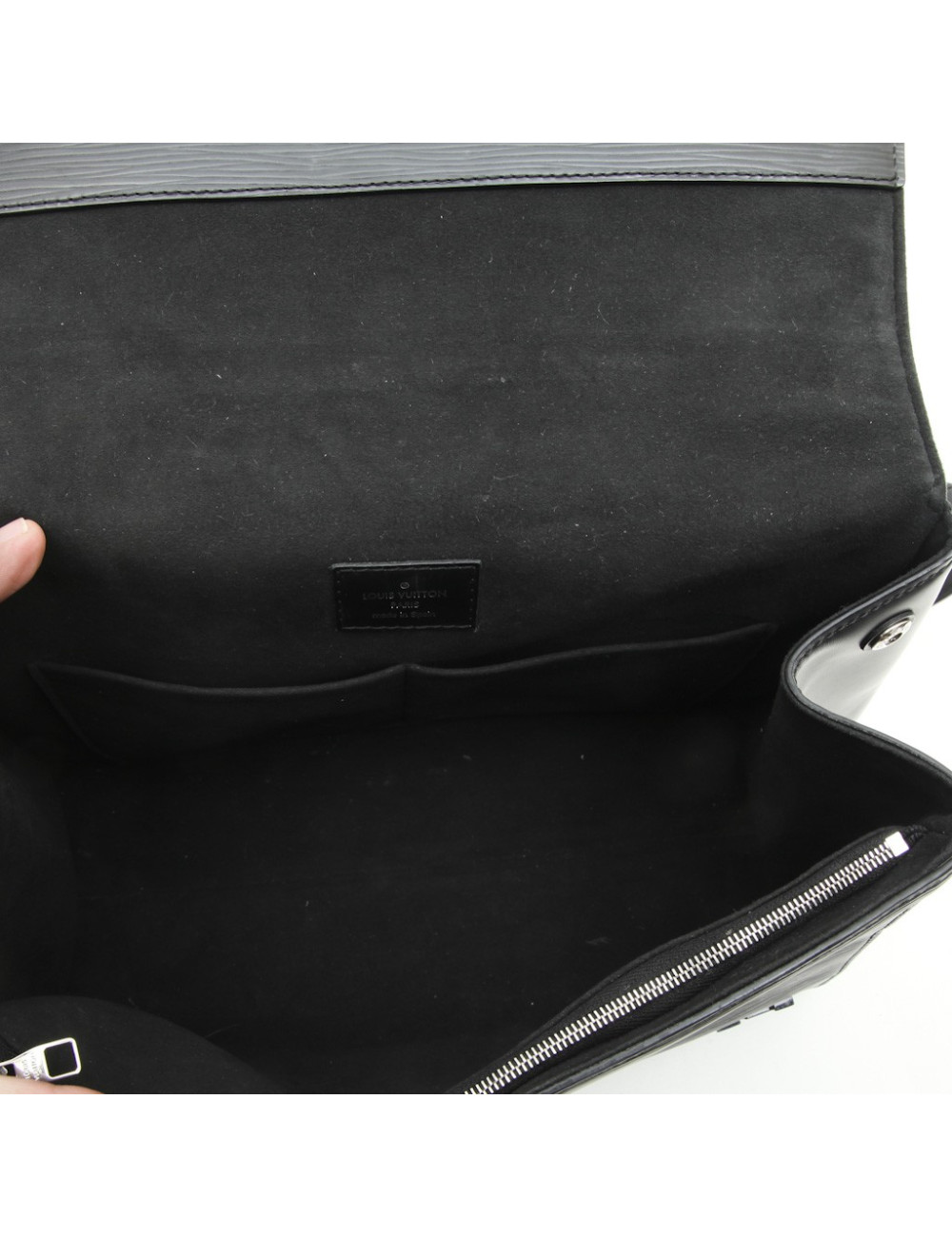 LOUIS VUITTON bag in black épi leather