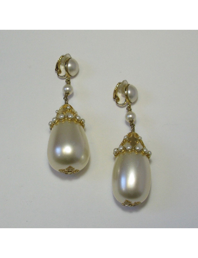 CHANEL Pendant clip-on earrings in gilt metal and pearls