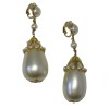 CHANEL Pendant clip-on earrings in gilt metal and pearls