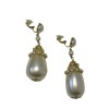 CHANEL Pendant clip-on earrings in gilt metal and pearls